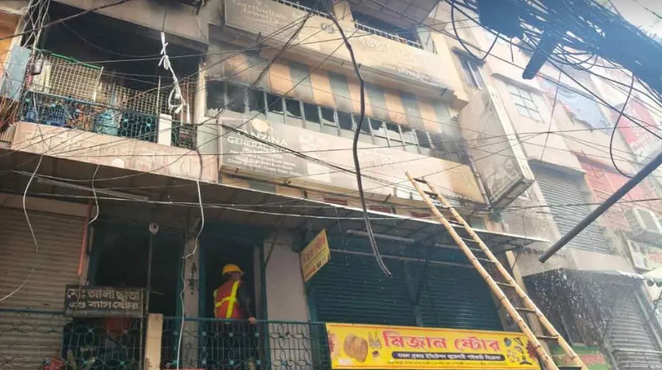 চকবাজারের খাজা মার্কেটে আগুন, নিয়ন্ত্রণে ৬ ইউনিট